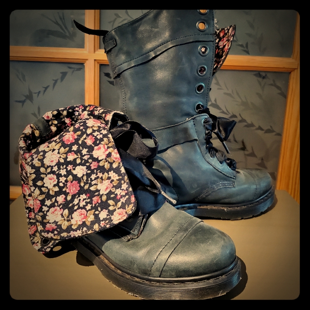 Dr. Martens Triumph boots